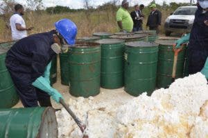 Medio Ambiente retira material tóxico lanzado en el municipio de Guerra; Domínguez Brito advierte sanciones severas para los responsables