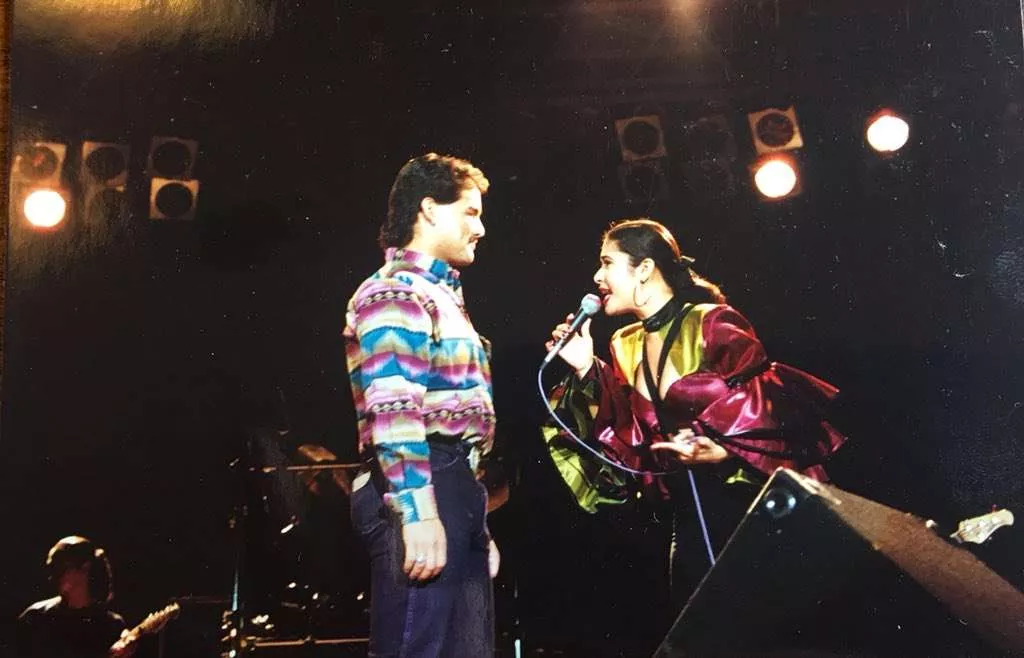 Se viralizan fotos inéditas de Selena Quintanilla en un concierto de 1993