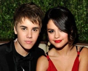 Los cantantes Selena Gomez y Justin Bieber.