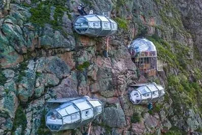 El hotel colgado de una montaña en el Perú