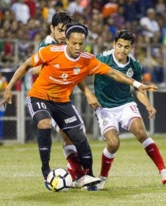 El dominicano Charles Herold Jr. (10),   defiende la bola  frente al defensa Jesús Sánchez  (17).