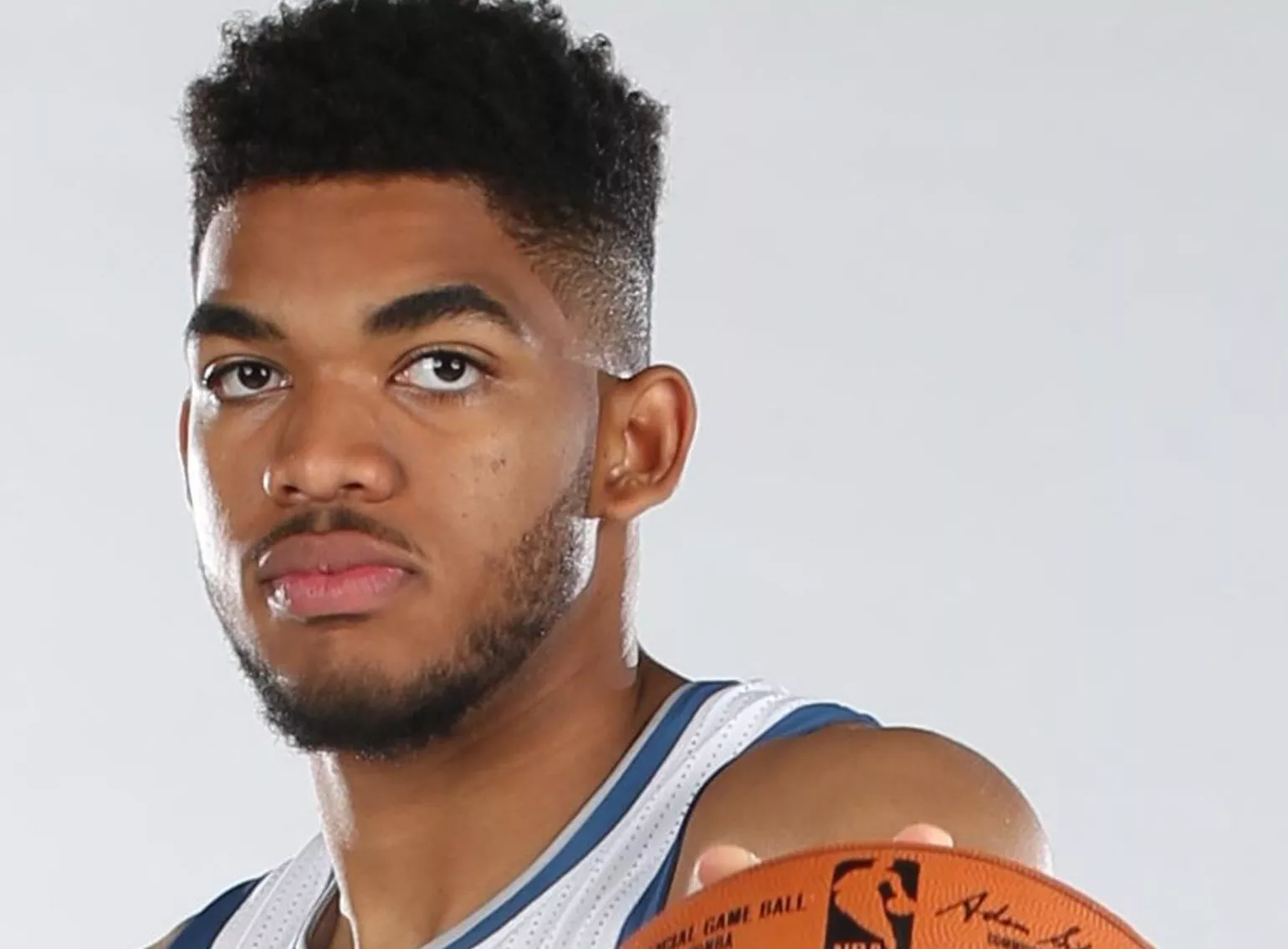 Karl Towns preocupado por la ola de violencia que afecta a escuelas  de EE. UU.