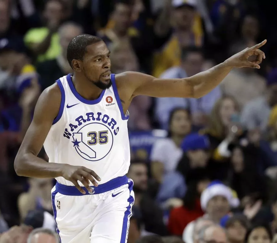 Durant anota 33 y Warriors aguantan para vencer a Kings