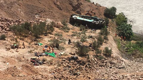 Al menos 43 muertos tras la caída de autobús a un abismo en el sur de Perú