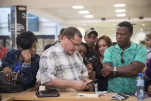 Transportan a la isla San Martín más de 70 pasajeros afectados por suspensión de aerolínea Pawa