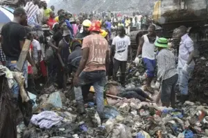 17 muertos al colapsar montaña de basura en Mozambique