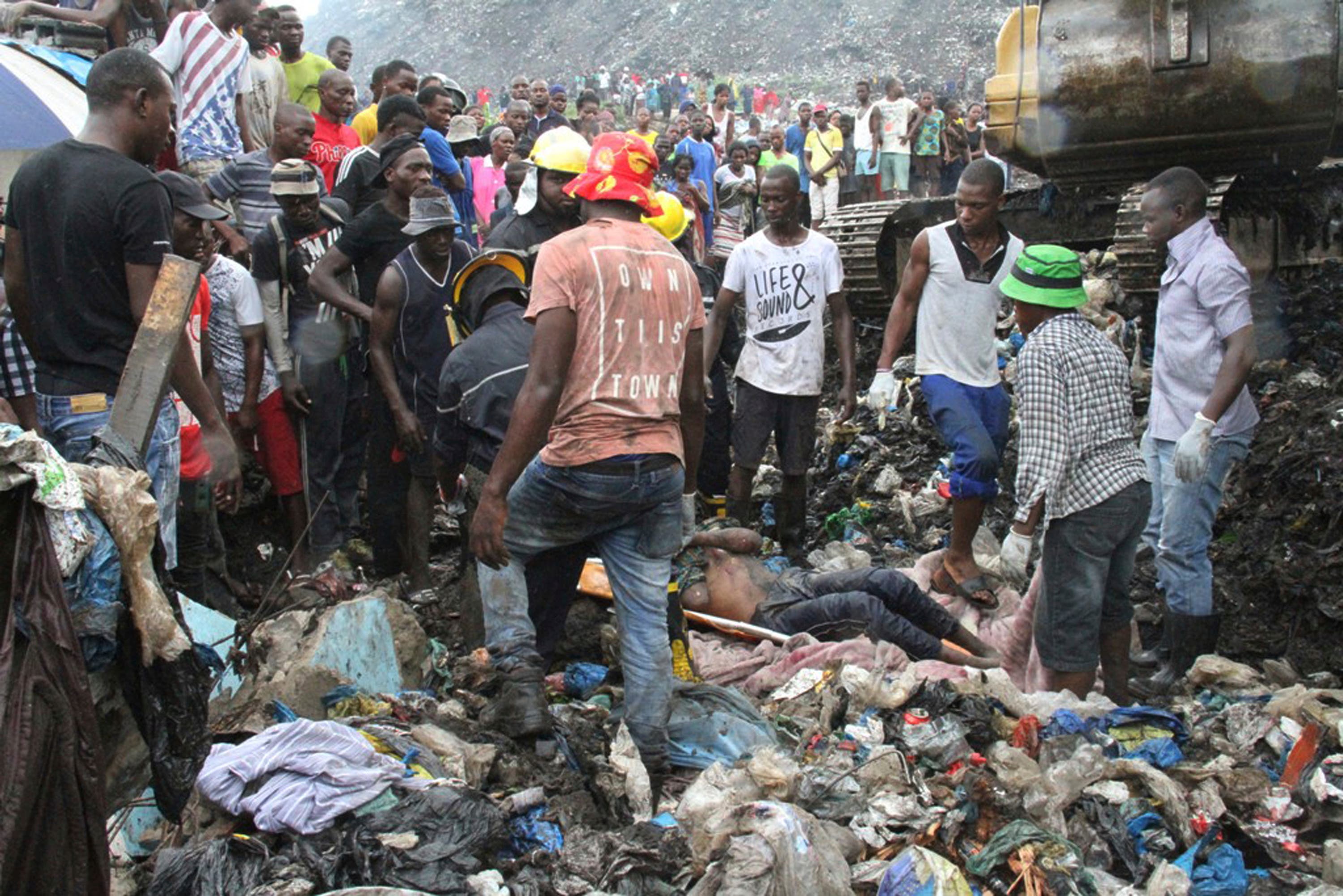 17 muertos al colapsar montaña de basura en Mozambique
