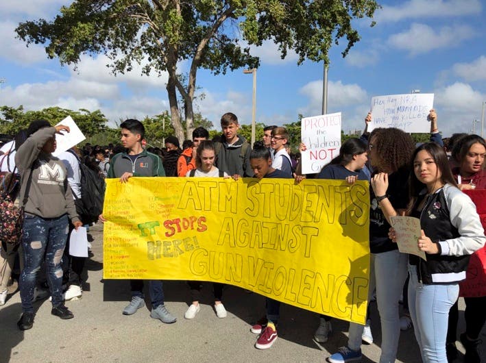 Estudiantes viajan a la capital de Florida para exigir control de armas