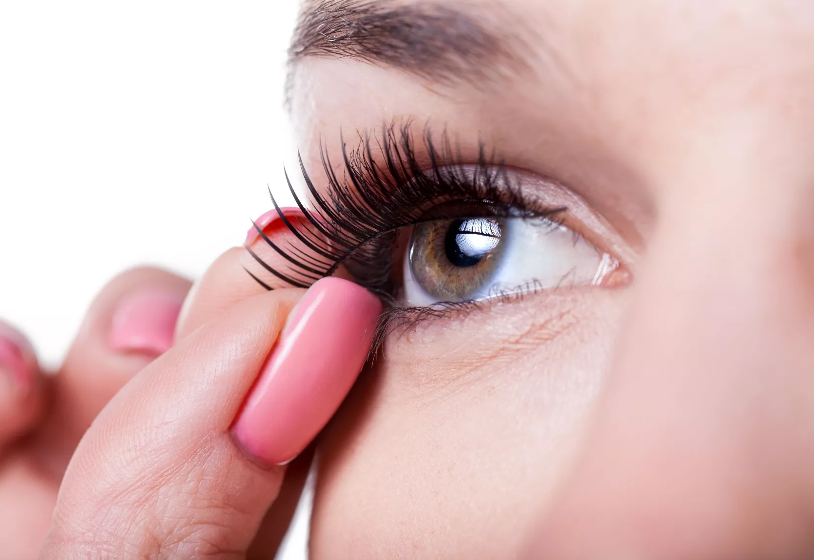 Uso indiscriminado de pestañas postizas provoca alopecia