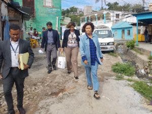 Defensora del Pueblo escucha inquietudes de moradores en Los Guandules y La Ciénega