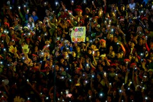 Los fanáticos de Luis Fonsi lo ven actuar durante el Festival Internacional de la Canción de Viña del Mar en el coliseo Quinta Vergara en Viña del Mar, Chile, el miércoles 21 de febrero de 2018. AP