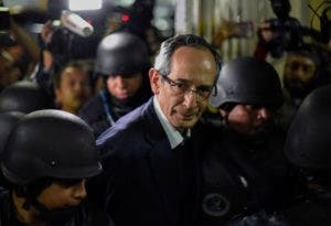 Guatemala arresta a expresidente Álvaro Colom y al director de Oxfam Internacional