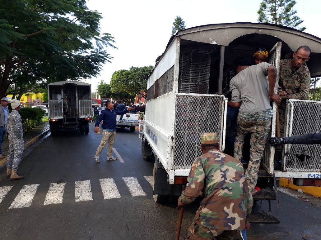 Migración detiene 137 extranjeros durante operativos en Villa Tapia