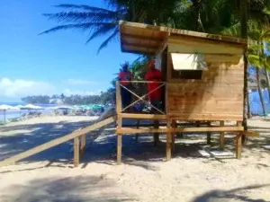 Inician construcción casetas para vigilancia y salvavidas en playa Cabarete tras incremento en cifras de ahogados