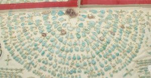 La belleza y variedad de las   joyas  elaboradas en larimar varían de acuerdo a la imaginación de los artesanos  .  