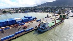 Obrero resulta herido al caerse de contenedor en muelle de Puerto Plata; recuperan cadáver adolescente ahogado 