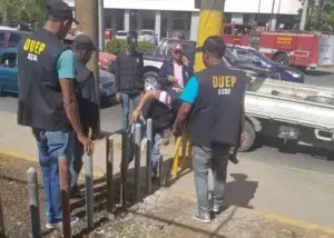 Alcaldía Santo Domingo Este derriba pilotillos colocados de manera ilegal a la entrada de una envasadora de gas