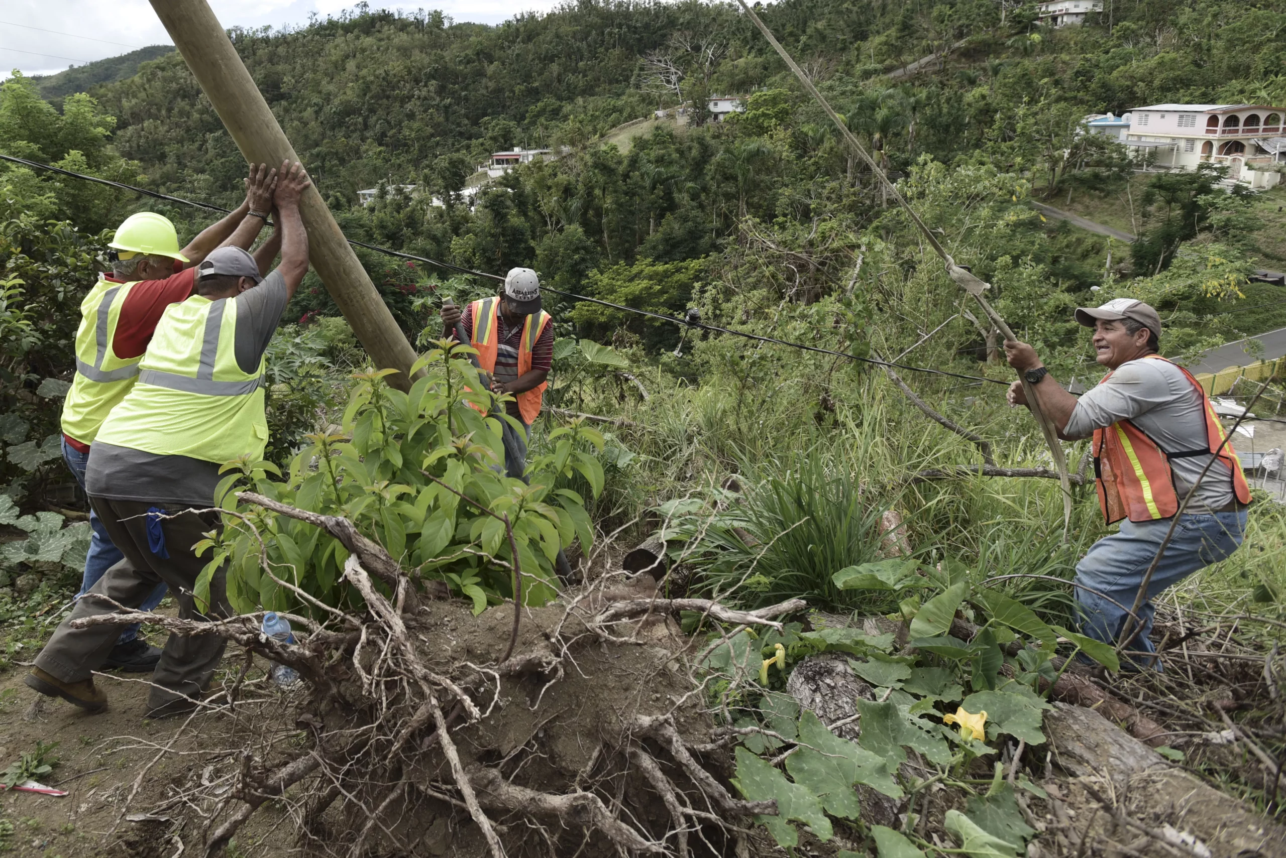 Puerto Rico restablece electricidad tras apagón por huracán María