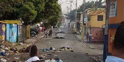 Huelga en Pantoja en demanda del arreglo de las calles y el cese de apagones