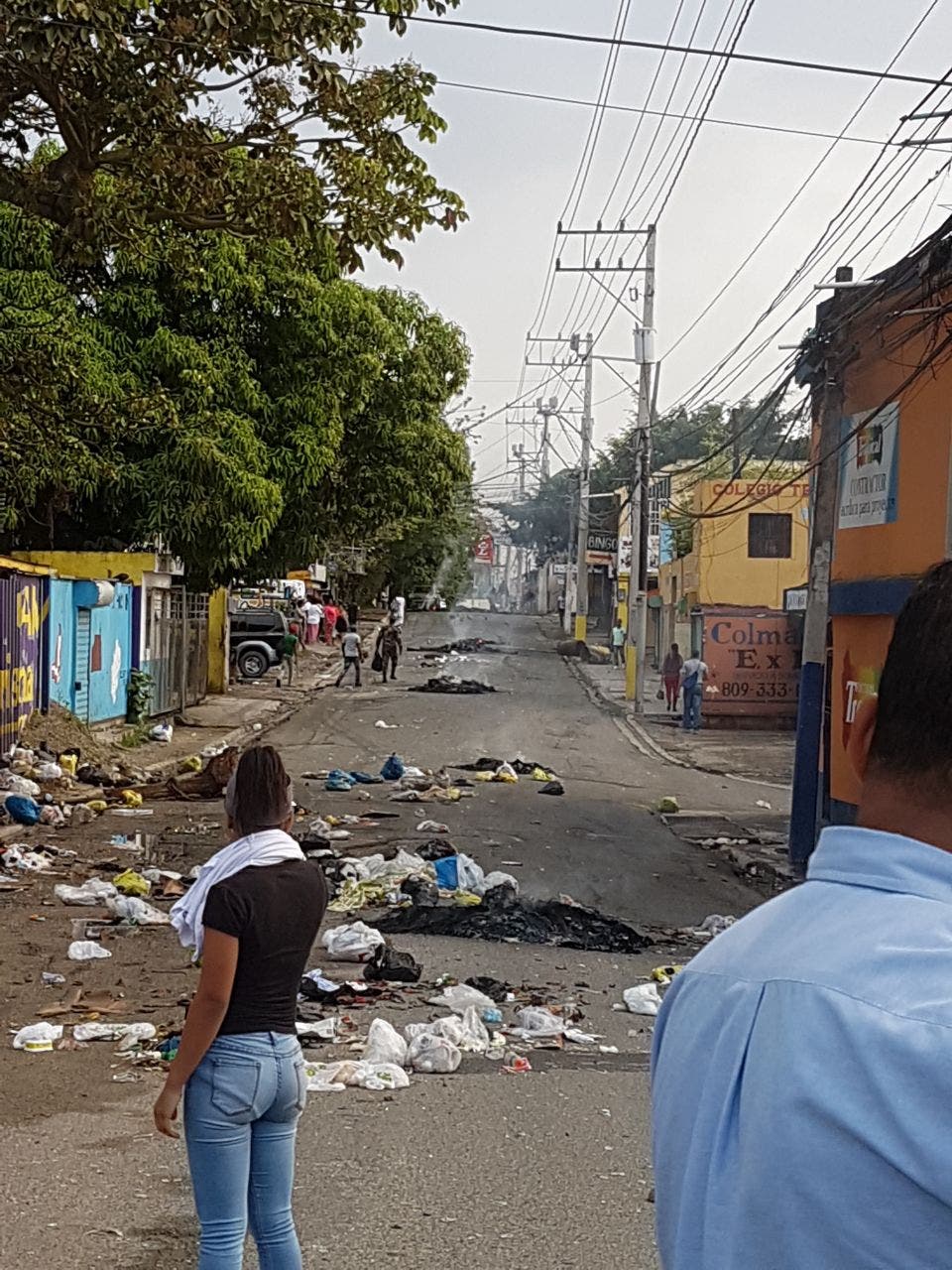 Huelga en Pantoja en demanda del arreglo de las calles y el cese de apagones