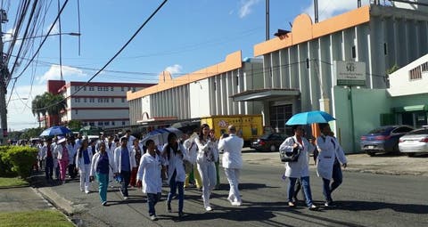 Médicos del hospital Salvador B. Gautier realizan una marcha en reclamo de equipos