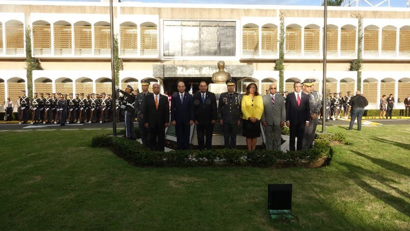 Policía Nacional rinden honor a los símbolos patrios en el Listín Diario