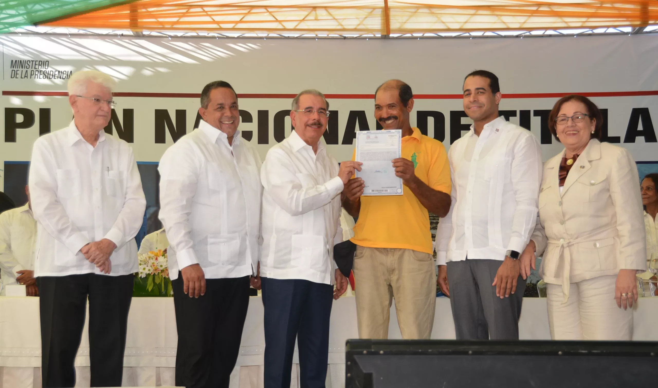 Presidente Danilo Medina entrega 1,281 títulos definitivos a familias de Baní