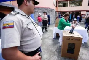 Ecuatorianos votan este domingo en el proceso de consulta popular y referéndum