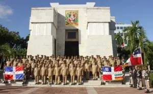 Miembros del Ejército depositan ofrenda floral en el Altar de la Patria