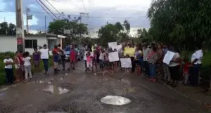 En el sector Jardines de Engombe protestan en demanda de calles, aceras y contenes