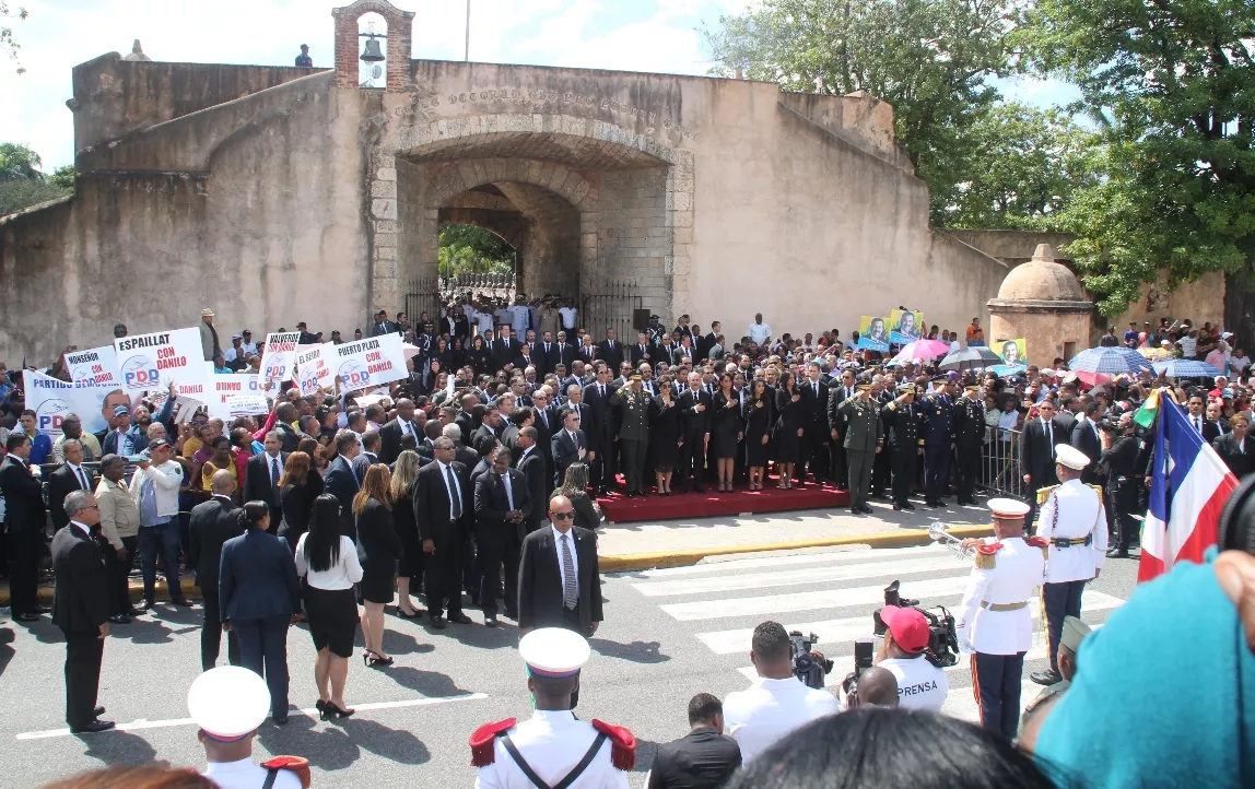 En ofrenda a los Padres de la Patria,  el presidente Danilo Medina recibe “loa de seguidores”