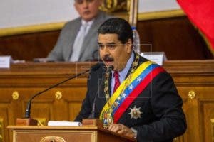 Maduro firma el acuerdo del diálogo que rechazó la oposición venezolana