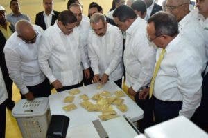 Gobierno  entrega una  planta procesadora de cereales en Nagua