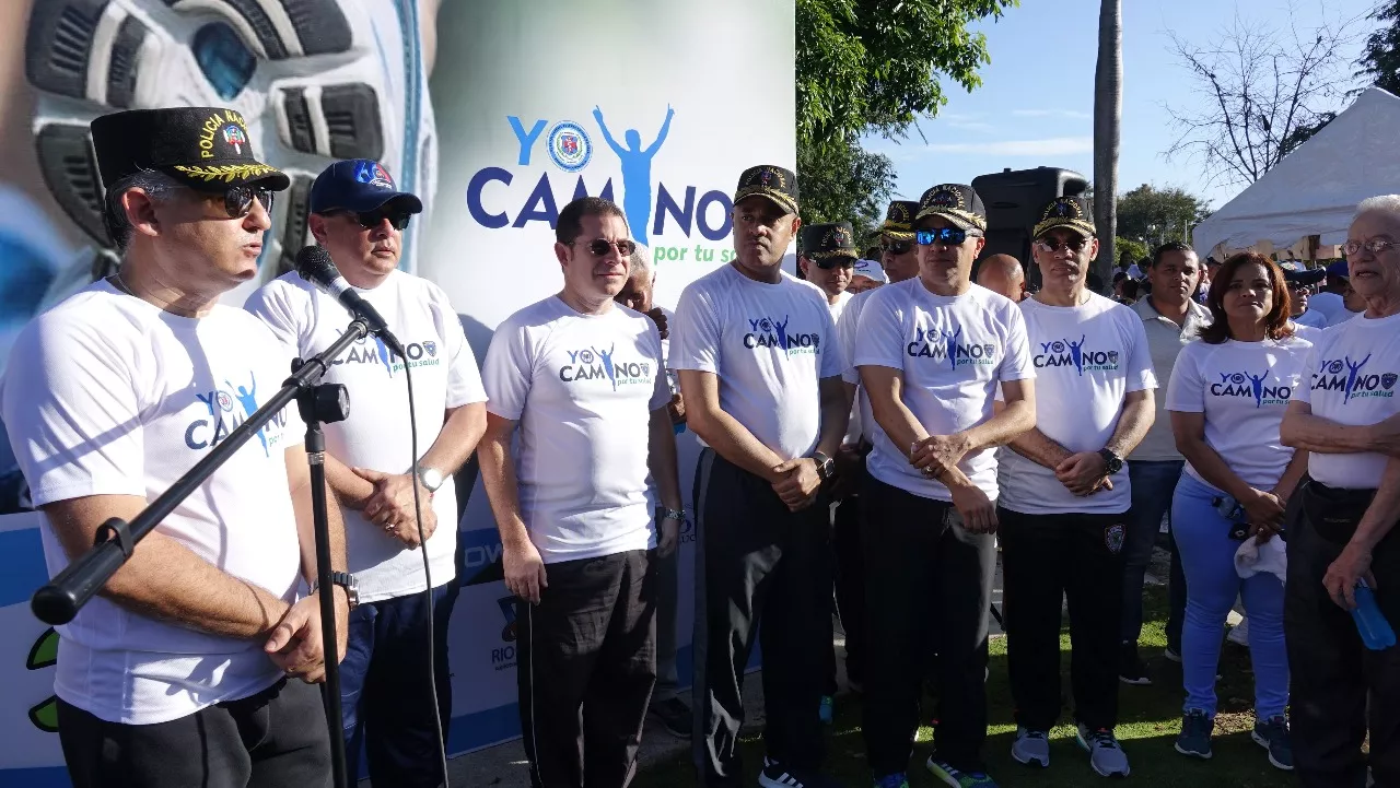 Policías caminan por la salud en el Mirador Sur