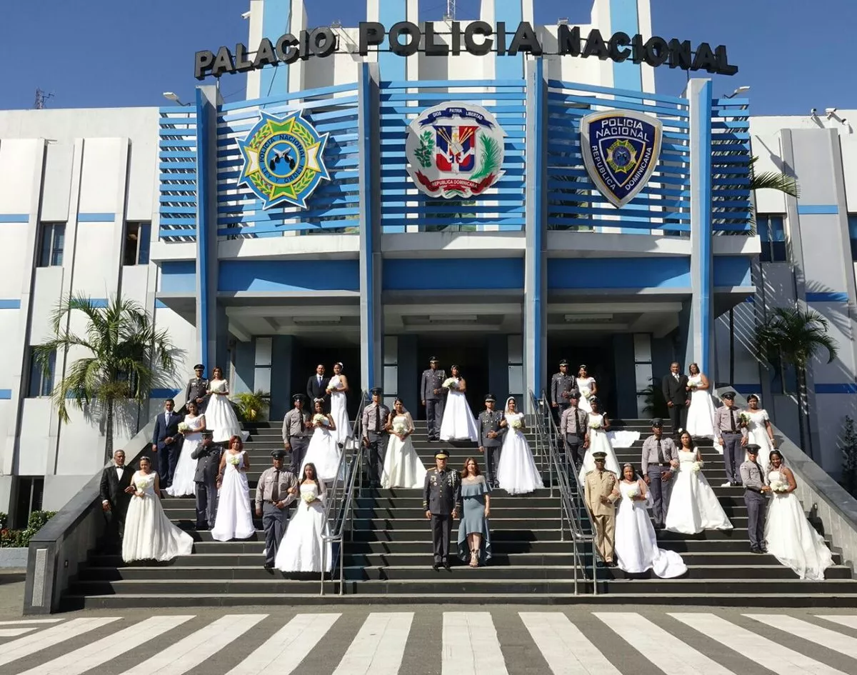 Boda colectiva: 17 agentes y sus parejas contraen matrimonio en el Palacio de la Policía