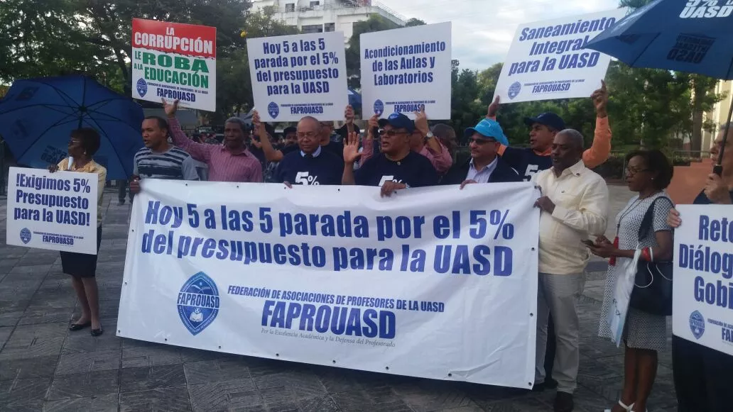 Grupo de profesores UASD realiza concentración pacífica frente al Palacio Nacional