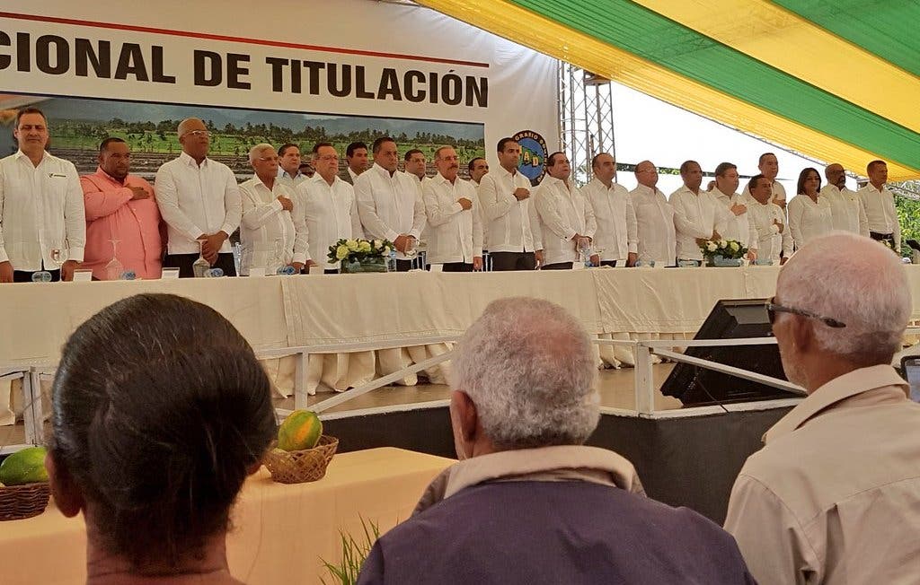 Presidente Danilo Medina entrega mil 304 títulos definitivos de parcelas y solares en Arenoso