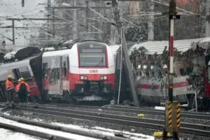 Al menos un muerto y quince heridos en un choque de trenes en Austria