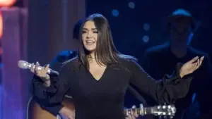 Yuridia afirma que “sería un lujo” cantar con Sanz, Bosé o Ricky Martin