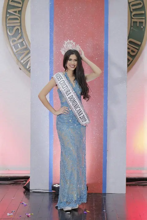 Representante de Azua se corona como Miss Cultura Dominicana 2018