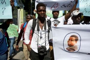 Cientos de personas reclaman en calles de Haití aparición de fotógrafo