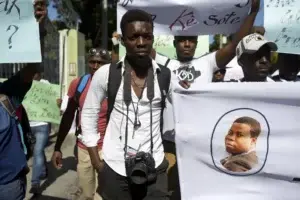 Cientos de personas reclaman en calles de Haití aparición de fotógrafo