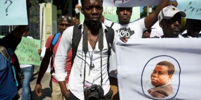 Cientos de personas reclaman en calles de Haití aparición de fotógrafo