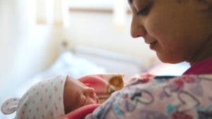 La región del mundo donde las madres prefieren tener hijos varones (y qué las fuerza a tomar esa decisión)