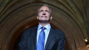 Cuáles son las grandes amenazas de internet según Tim Berners-Lee, el inventor de la World Wide Web (y cómo quiere combatirlas)