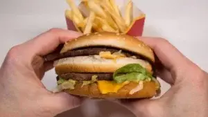 ¿Cómo ganan dinero las cadenas de comida rápida vendiendo hamburguesas a US$1?