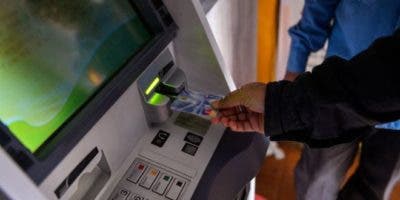 Cómo operaban los hackers acusados de hacer que los cajeros automáticos escupieran dinero