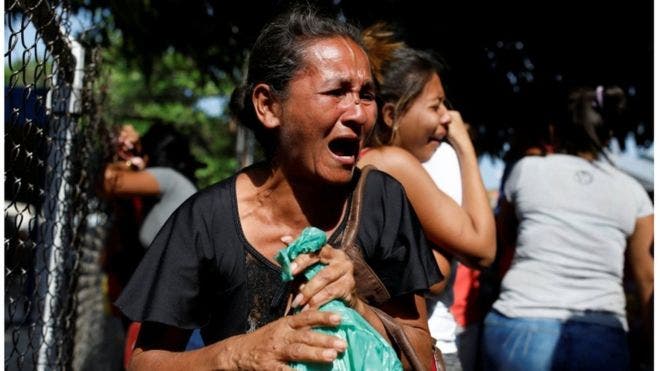 Venezuela: las estremecedoras imágenes del dolor y la desesperación de los familiares de los reclusos del penal de Carabobo en el que murieron 68 personas tras un motín y un incendio