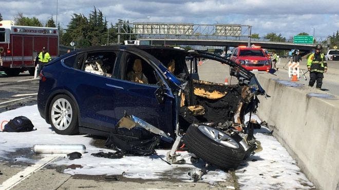 Tesla confirma que vehículo que chocó en EEUU circulaba en automático