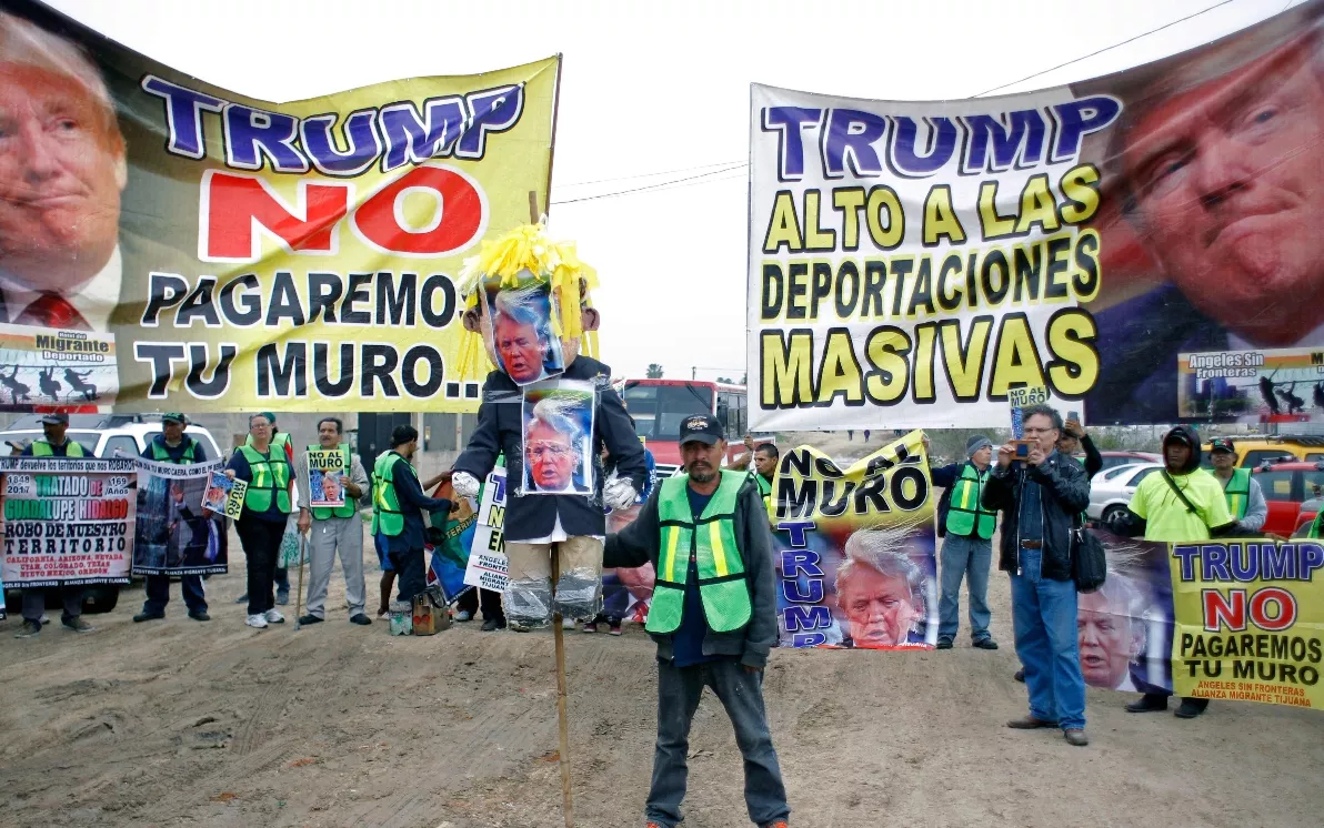 Trump visita zona muro fronterizo; dice hay “dos o tres” prototipos que “realmente funcionan”